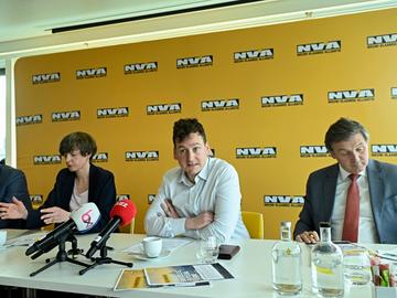 22 april 2024: persconferentie N-VA met kopstukken Bart De Wever, Cieltje Van Achter, Toby De Backer and Karl Vanlouwe.