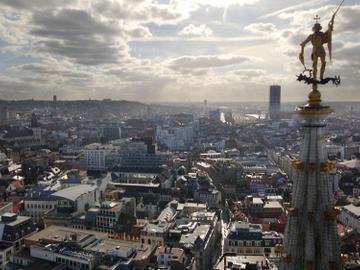 Vergezicht over Brussel, met Sint-Michiel en de draak op de spits van de toren van het stadhuis