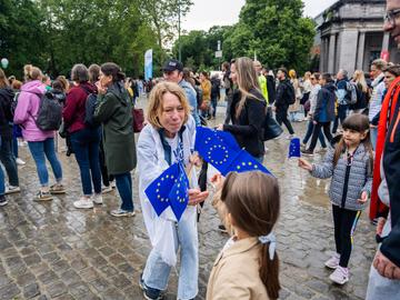 20km door Brussel op 26 mei 2024: verdeling van Europese vlaggetjes om de aandacht te vestigen op de Europese verkiezingen van 9 juni 2024.