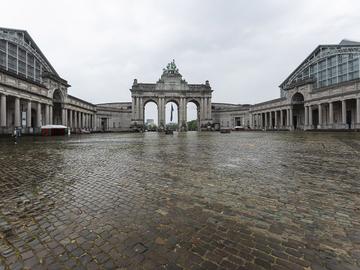 20240527 Het Jubelpark, met rechts naast de triomfboog het Koninklijk Legermuseum en links Autoworld