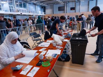 9 juni 2024: stembureau in het Omnisportcentrum in de Graafschap Jettelaan.