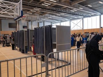 9 juni 2024: stembureau in het Omnisportcentrum in de Graafschap Jettelaan.