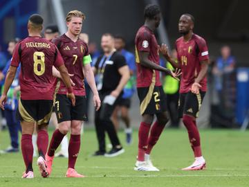 Youri Tielemans en Kevin De Bruyne tijdens de wedstrijd met de Rode Duivels tegen Slowakije op 17 juni 2024