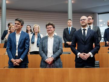 Benjamin Dalle (CD&V) Sven Gatz (Open VLD) en David Leisterh (MR) bij de eedaflegging in het Brussels parlement op 25 juni 2024