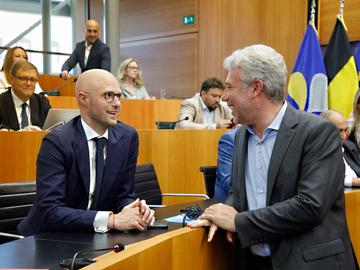 David Leisterh (MR) en Alain Maron (Ecolo) bij de eedaflegging in het Brussels parlement op 25 juni 2024