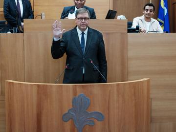 2 juli 2024: Gaëtan Van Goidsenhoven (MR) legt de eed af in het parlement van de Fédération Wallonie-Bruxelles