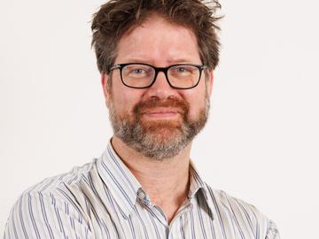 John Pitseys (Ecolo) tijdens zijn eedaflegging in het Brussels parlement op 25 juni 2024.