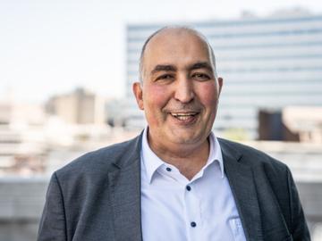 Fouad Ahidar (Team Fouad Ahidar) op het balkon van het Brussels Parlement