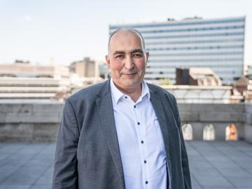 Fouad Ahidar (Team Fouad Ahidar) op het balkon van het Brussels Parlement