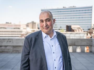 Fouad Ahidar (Team Fouad Ahidar) op het balkon van het Brussels Parlement