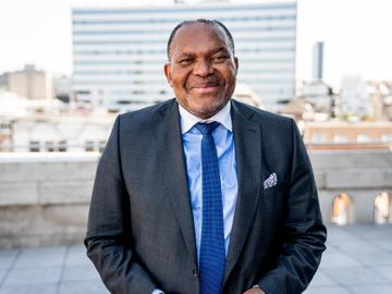 Bertin Mampaka Mankamba (MR) op het balkon van het Brusels Parlement