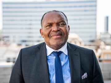 Bertin Mampaka Mankamba (MR) op het balkon van het Brusels Parlement