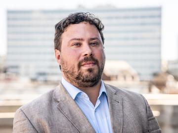 Bob De Brabandere (Vlaams Belang) op het balkon van het Brussels Parlement
