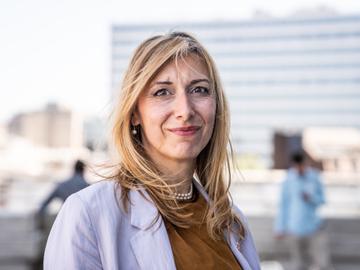 Celia Groothedde (Groen) op het balkon van het Brusels Parlement