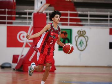 Het 18-jarige Brusselse basketbaltalent Adam Buyetue in actie bij de Marokkaanse nationale ploeg