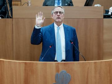 Vincent De Wolf (MR) tijdens zijn eedaflegging in het Brussels parlement op 25 juni 2024