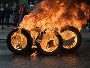 9 september 2024: brandende autobanden verwijzen naar de vijf ringen van het logo van Audi sluiting en de mogelijke sluiting van Audi Brussels