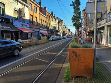 De heraangelegde Wayezstraat in Anderlecht, gezien vanaf het Dapperheidsplein