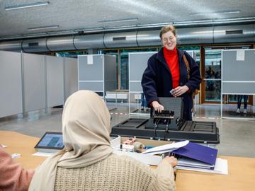 Gemeenteraadsverkiezingen 13 oktober 2024: burgemeester Cathérine Moureaux (PS) brengt haar stem uit in Molenbeek.