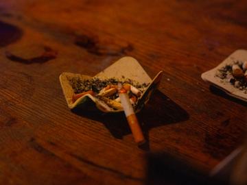 BRZ 20250212 1922 Roken op cafe 6