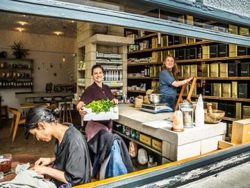 BRZ 20250528 1937 EAT AND DRINK Place aux plantes