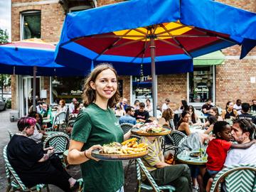 BRZ 20250820 1944 EAT AND DRINK Chez Tom