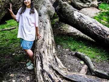 Aliya (11) toont ontwortelde boom in Elisabethpark