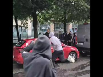 KIJK. Relschoppers vernielen deelauto bij protest