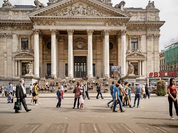 OPINIE BEURS TRAPPEN BRUZZ ACTUA 1587