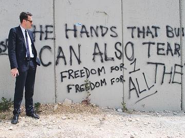 Pascal Smet bij de muur Palestina