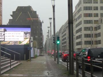 De anti-TTIP slogans op het scherm aan de Europese Commissie. 