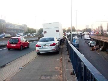 Het fietspad op de Van Praetbrug wordt ingenomen door wagens.