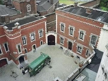 Het stakende gevangenispersoneel van Vorst houdt een blokkade.