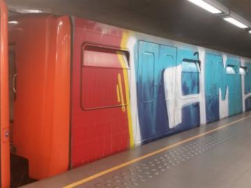 metrostel met graffiti