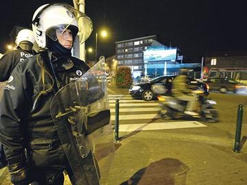 politie bij rellen Molenbeek