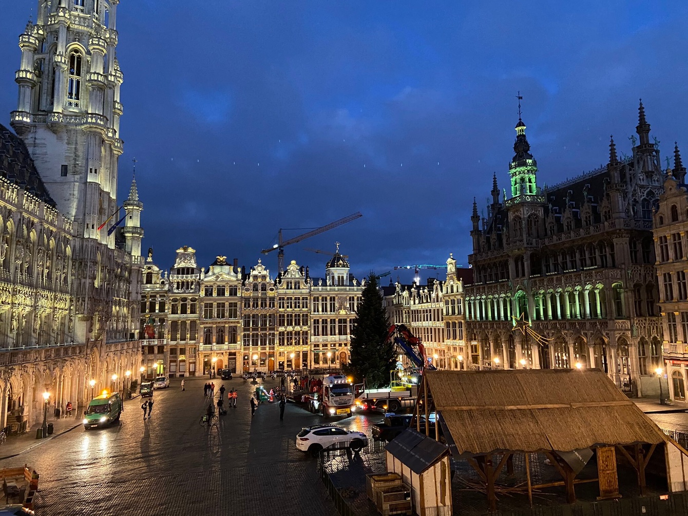 Kerstboom gearriveerd op Grote Markt BRUZZ