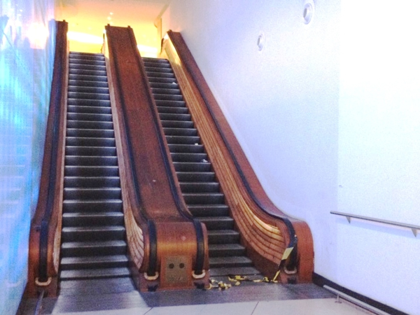 Houten roltrap Centraal Station al drie jaar defect | BRUZZ