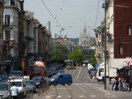 Bruxelles-Eglise_Notre_Dame_de_Laeken-Atomium-Vus_depuis_la_place_Liedts.jpg
