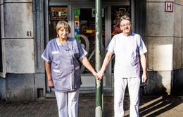 Marleen Colman en Jean-Paul De Herder voor hun bakkerij in Sint-Gillis