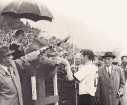 Jules Rimet reikt de wereldbeker in 1954 uit aan de Duitser Fritz Walter. FIFA-voorzitter Rudolf Seeldrayers (met wandelstok) staat uiterst rechts