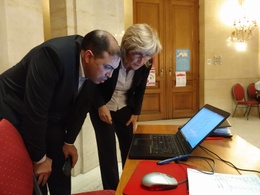 Schepen Ahmed El Khanouss en burgemeester Françoise Schepmans bekijken de eerste resultaten in Sint-Jans-Molenbeek