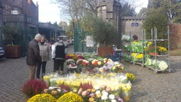 bloemenverkoop kerkhof Laken
