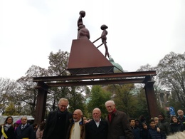 De initiatiefnemers, samen met David Van Reybrouck (l.) en Herman Van Rompuy (uiterst r.)