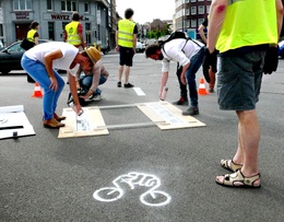 actievoerders onveilig kruispunt Wayezstraat/Bergensesteenweg in Anderlecht over kanaal