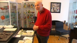 Arthur Langerman, verzamelaar van antisemitische spotprenten, thuis in Ukkel