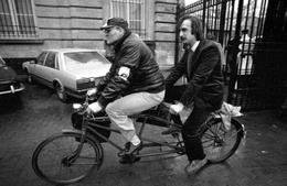 Het begin van het parlementair jaar in 1981: de 27-jarige Olvier Deleuze achterop een tandem