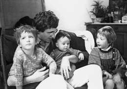Philippe Vandenberg en zijn kinderen (van links naar rechts): Guillaume, Mo en Hélène Vandenberghe, circa 1983