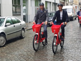Pascal Smet en Nikolaas Van de Loock testen de Jump-fietsen.