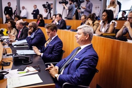 Dominiek Lootens-Stael (Vlaams Belang) en Gilles Verstraeten (N-VA) bij de eedaflegging van de nieuwe Brusselse parlementsleden op 11 juni 2019