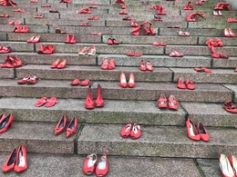 Rode schoenen om geweld tegen vrouwen aan te klagen. 